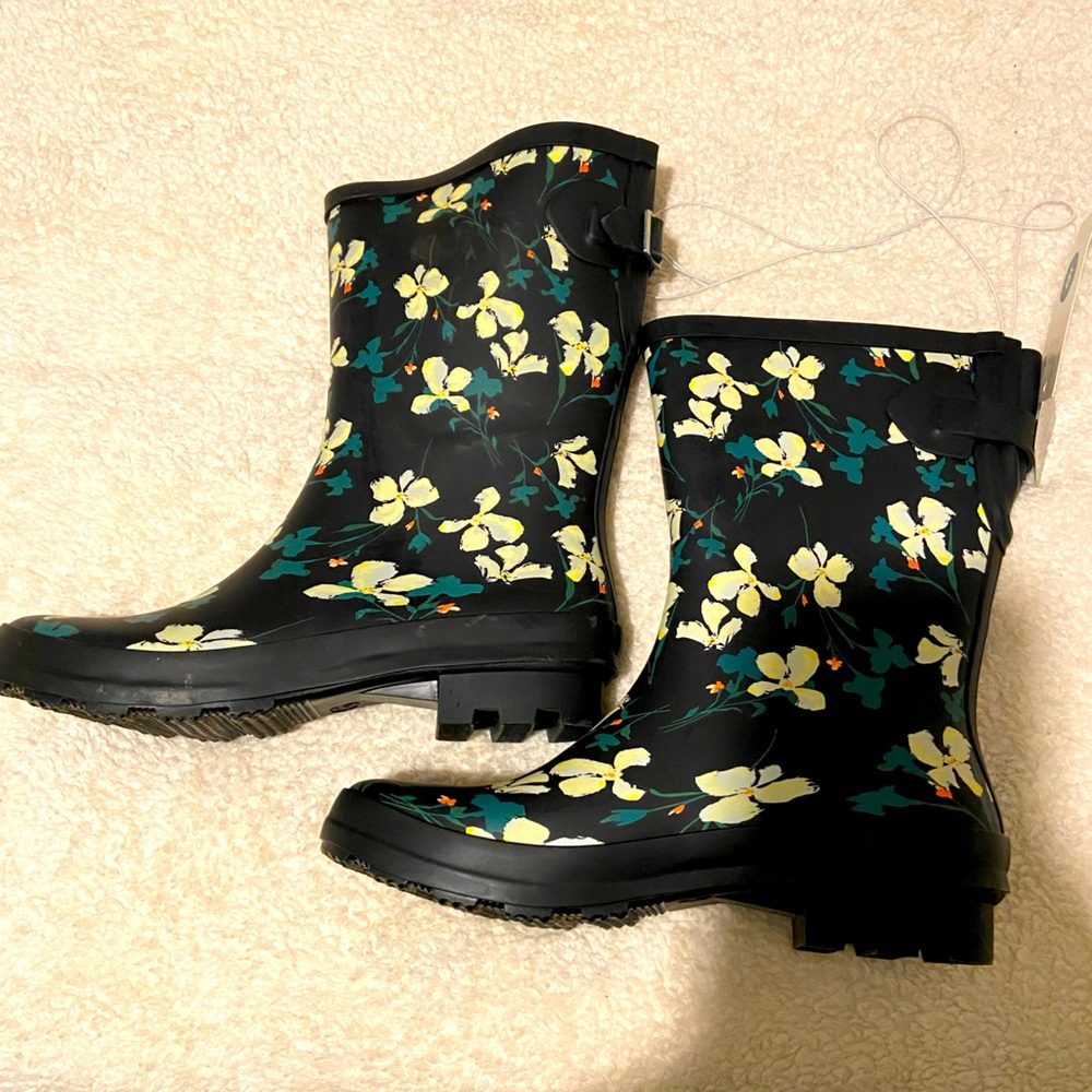 Women’s rain boots size 9